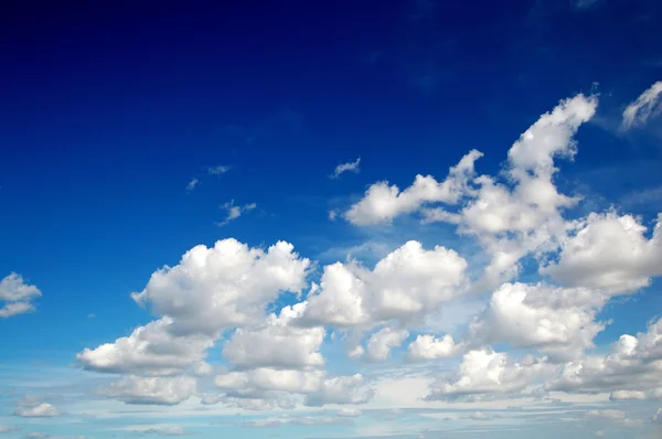 Blauwe lucht met katoen als wolken — Stockfoto