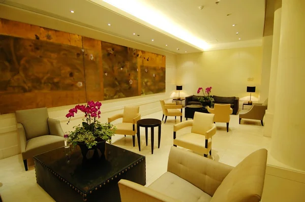 bir otel lobisinde çevre