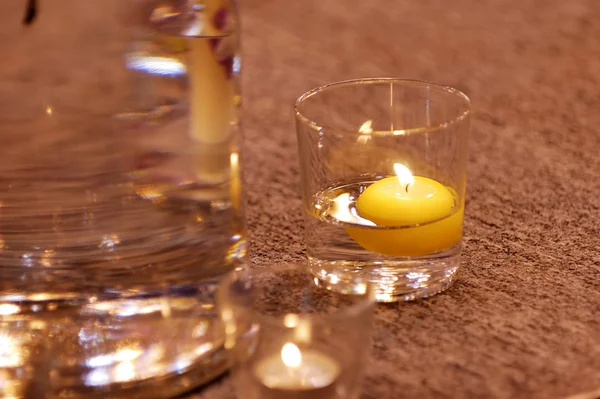 Vela ardiente en vaso de agua —  Fotos de Stock