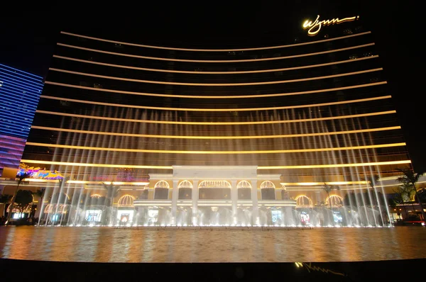 El espectáculo de la fuente frente al hotel Wynn en Macao — Foto de Stock