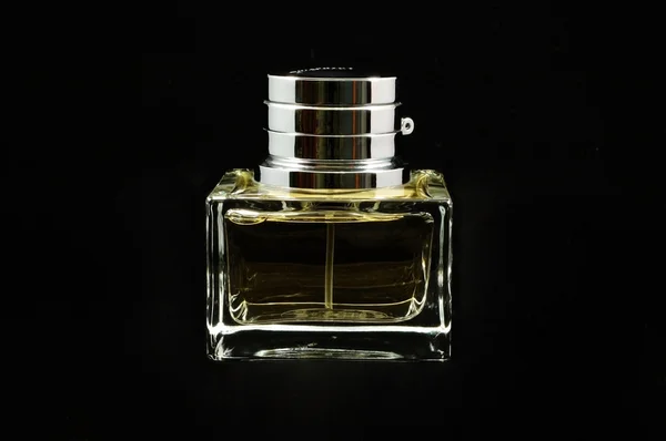 Un frasco de perfume aislado sobre fondo negro —  Fotos de Stock