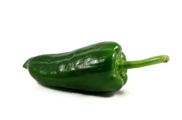 Een schot van groene paprica op witte achtergrond — Stockfoto