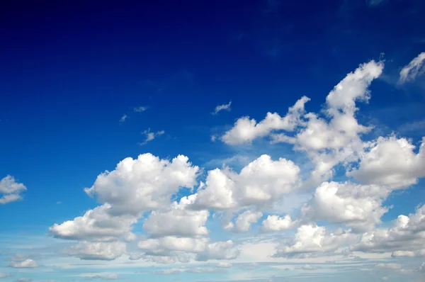 Modrá obloha s bavlny jako mraky Stock Snímky