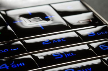 altında koyu mavi telefon tuş takımı