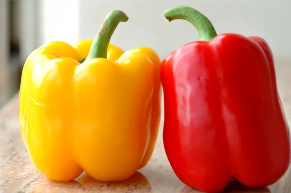 Žlutá a červená paprica — Stock fotografie