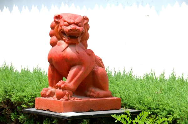 Lion de pierre du temple chinois — Photo