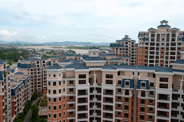 Edificio de apartamentos moderno y nuevo —  Fotos de Stock