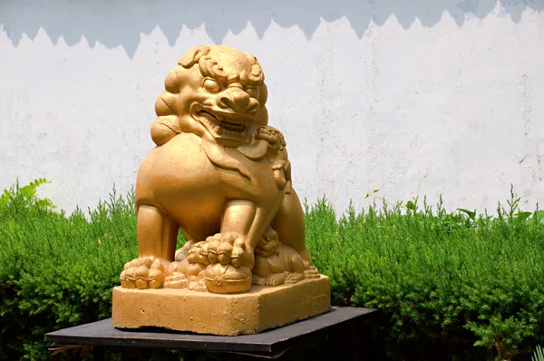 Lion de pierre du temple chinois — Photo