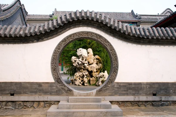 Circle entrance of Chinese garden — Stockfoto