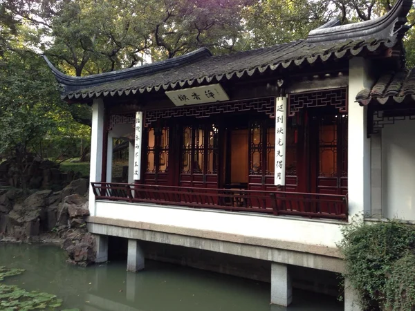 Orientaliska arkitekturen med trädgården och dammen, suzhou, Kina, — Stockfoto
