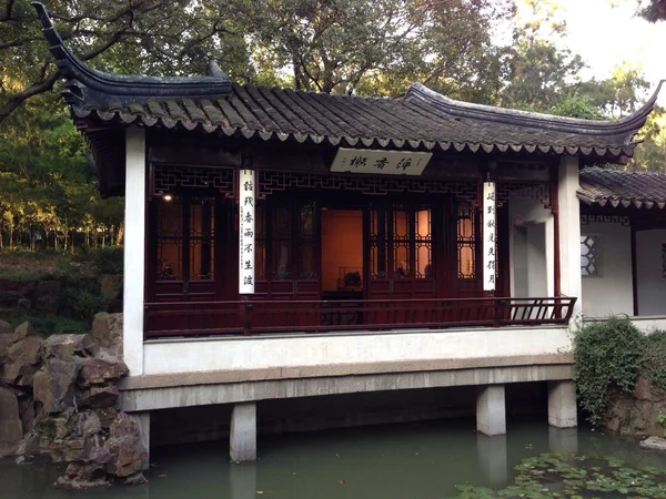 Oryantal mimarisiyle Bahçe ve gölet, suzhou, Çin, — Stok fotoğraf