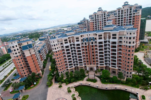 Edificio de apartamentos moderno y nuevo — Foto de Stock