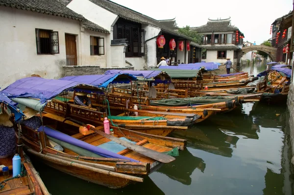 Bateaux dans la ville de l'eau en Chine — Photo