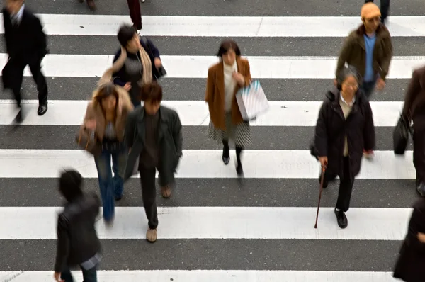 Ludzie przechodzący przez ulicę — Zdjęcie stockowe