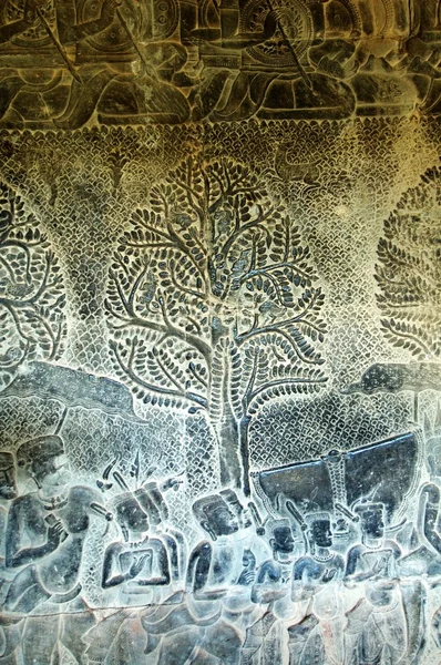 Gebeeldhouwde muur op gang van angkor wat, cambodia — Stockfoto