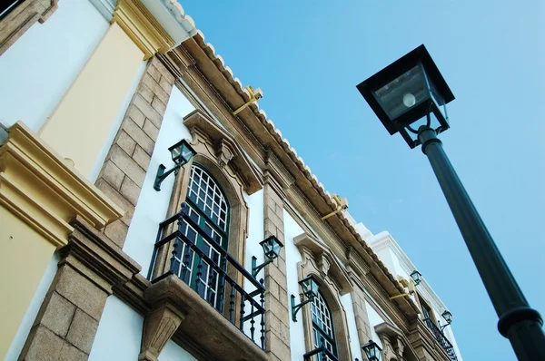 View of colonial house and a street lamp — Stock Photo, Image