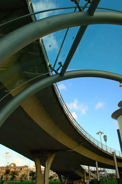 Overbridge ve cam kalkan tarafından eğrisi şeklinde yürüyen merdiven soyut bir bakış — Stok fotoğraf