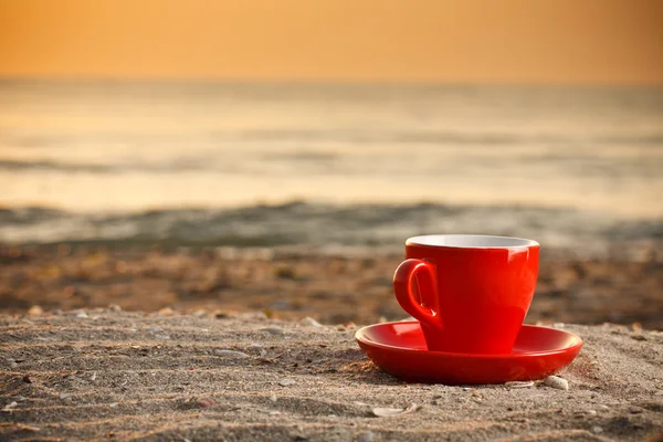 Filiżanka kawy na plaży — Zdjęcie stockowe