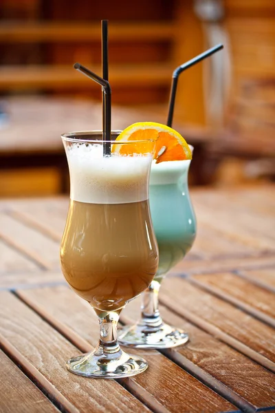 Koffie latte en blauw cocktail — Stockfoto