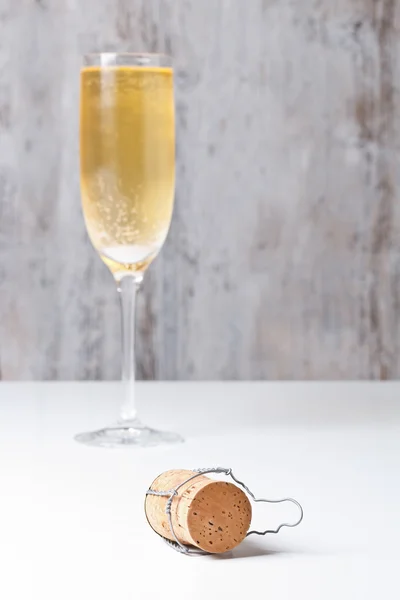 Champagne glas och kork — Stockfoto