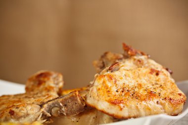 kavrulmuş domuz pirzolası