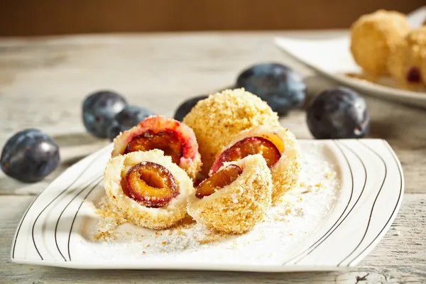 Söta plommon dumplings — Stockfoto