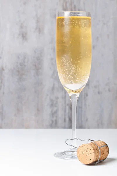 Copo de champanhe e cortiça — Fotografia de Stock