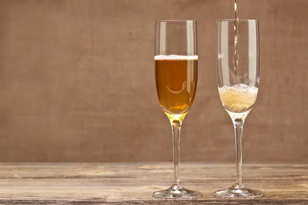 Champagne hälla i glas — Stockfoto