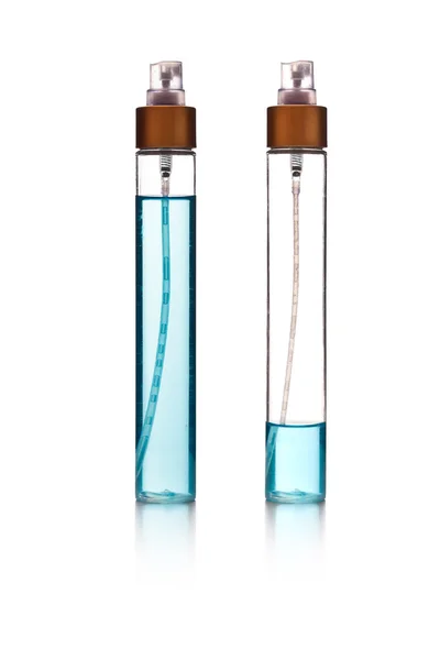 Twee glas blauwe parfumflesjes — Stockfoto