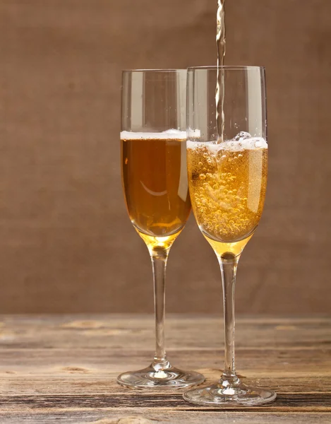 Champagne verser dans le verre Image En Vente