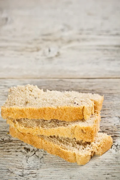 Bröd på gamla bord av trä — Stockfoto