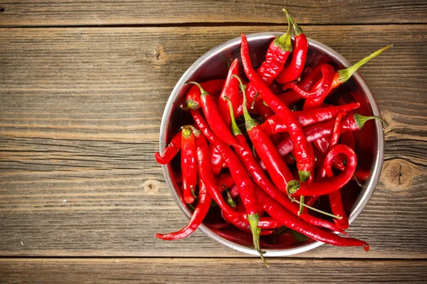 Červené chilli papričky v misce — Stock fotografie