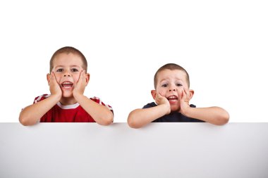 bir afiş tutan çocuklar