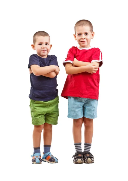 两个男孩手臂交叉 — 图库照片