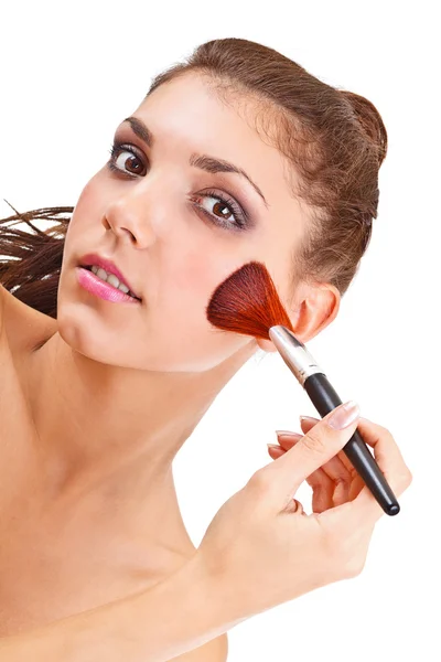 Mujer con un cepillo de maquillaje —  Fotos de Stock