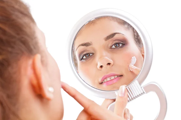 Mujer aplicando crema —  Fotos de Stock