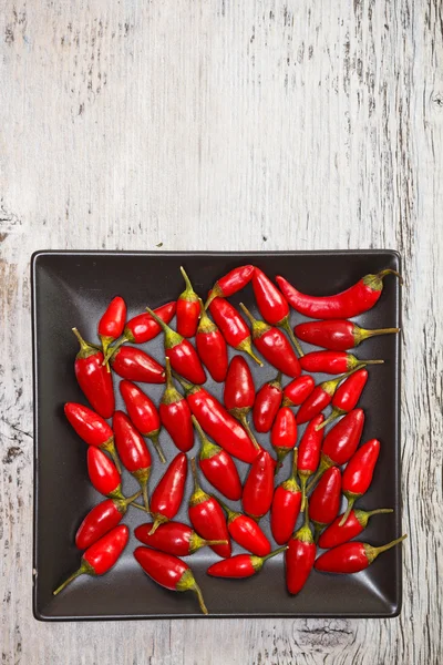 Pimientos rojos en el plato —  Fotos de Stock