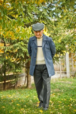yaşlı adam