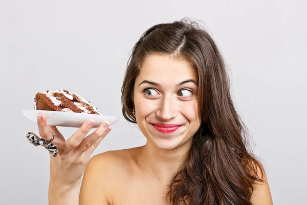 Junge Frau hält Kuchen — Stockfoto