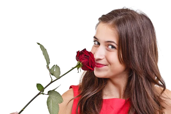 Vrouw ruikende rode roos — Stockfoto