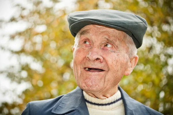 Oudere man in hoed — Stockfoto