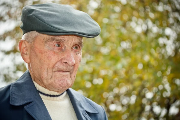 Homem idoso com chapéu Fotos De Bancos De Imagens Sem Royalties