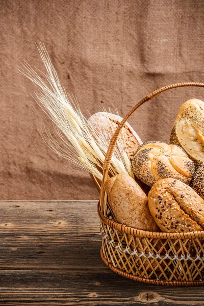 Korb mit Brot — Stockfoto