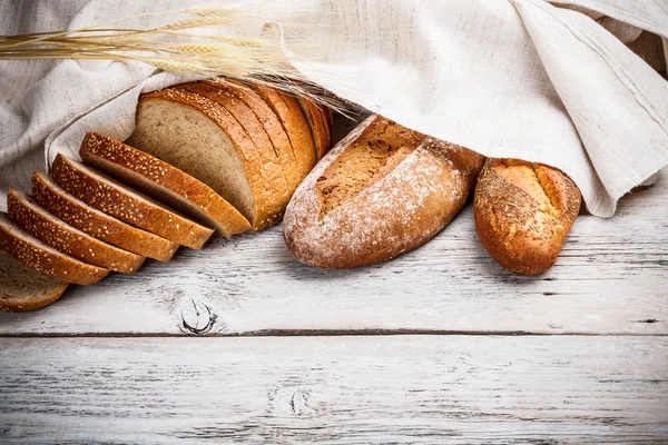 新鲜烘焙的传统面包 — 图库照片
