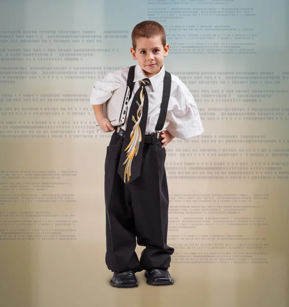 Мальчик в деловом костюме — стоковое фото