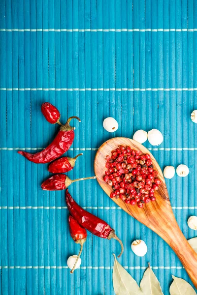 Peperoncino, semi di loto e pepe rosa — Foto Stock