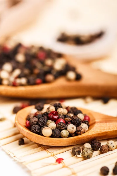 Mélanger les grains de poivre — Photo