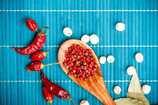 Chili, Lotuskerne und rosa Pfeffer — Stockfoto