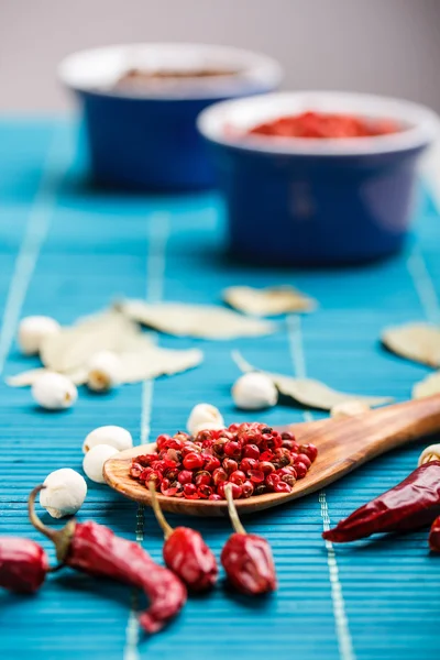 Chili y pimienta rosa —  Fotos de Stock