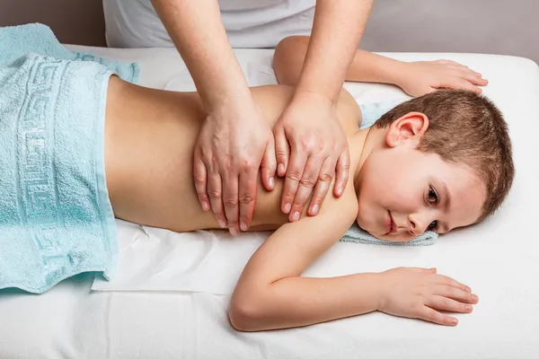 Детский медицинский массаж — стоковое фото